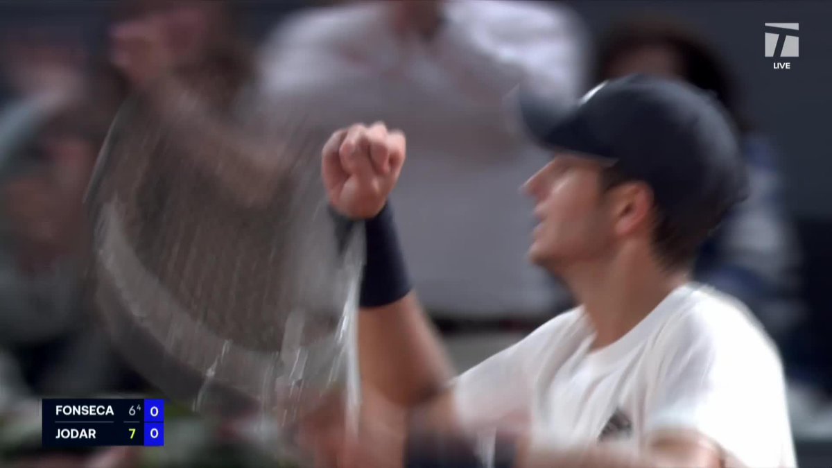 Jodar wins the 1st set 7-6(4) against João Fonseca in Madrid. 19 year old Rafa came to play in front of his home crowd. Ripping the covers off the ball… he’s got serious game. 🇪🇸