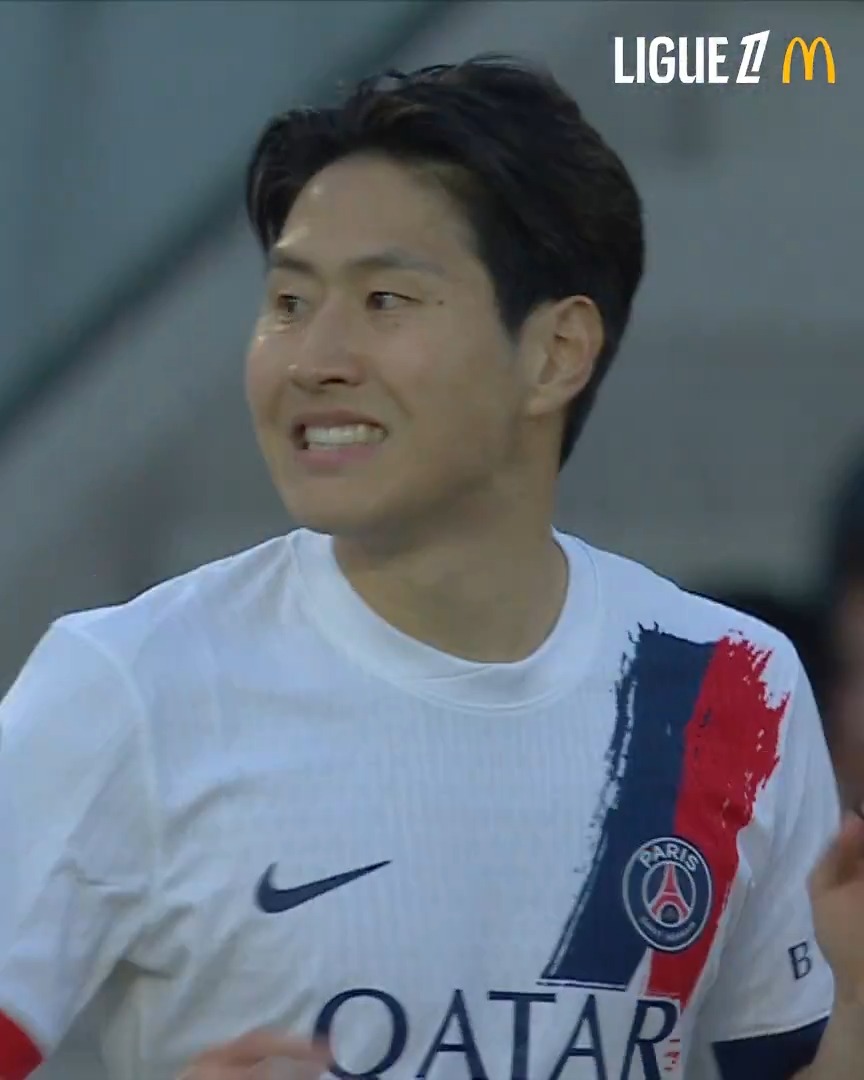 Kang-in Lee 🇰🇷 a vraiment que le statut d’un remplaçant. Car c’est un sacré joueur. 🤩❤️💙 (Le PSG est Gucci d’avoir ça sur le banc)