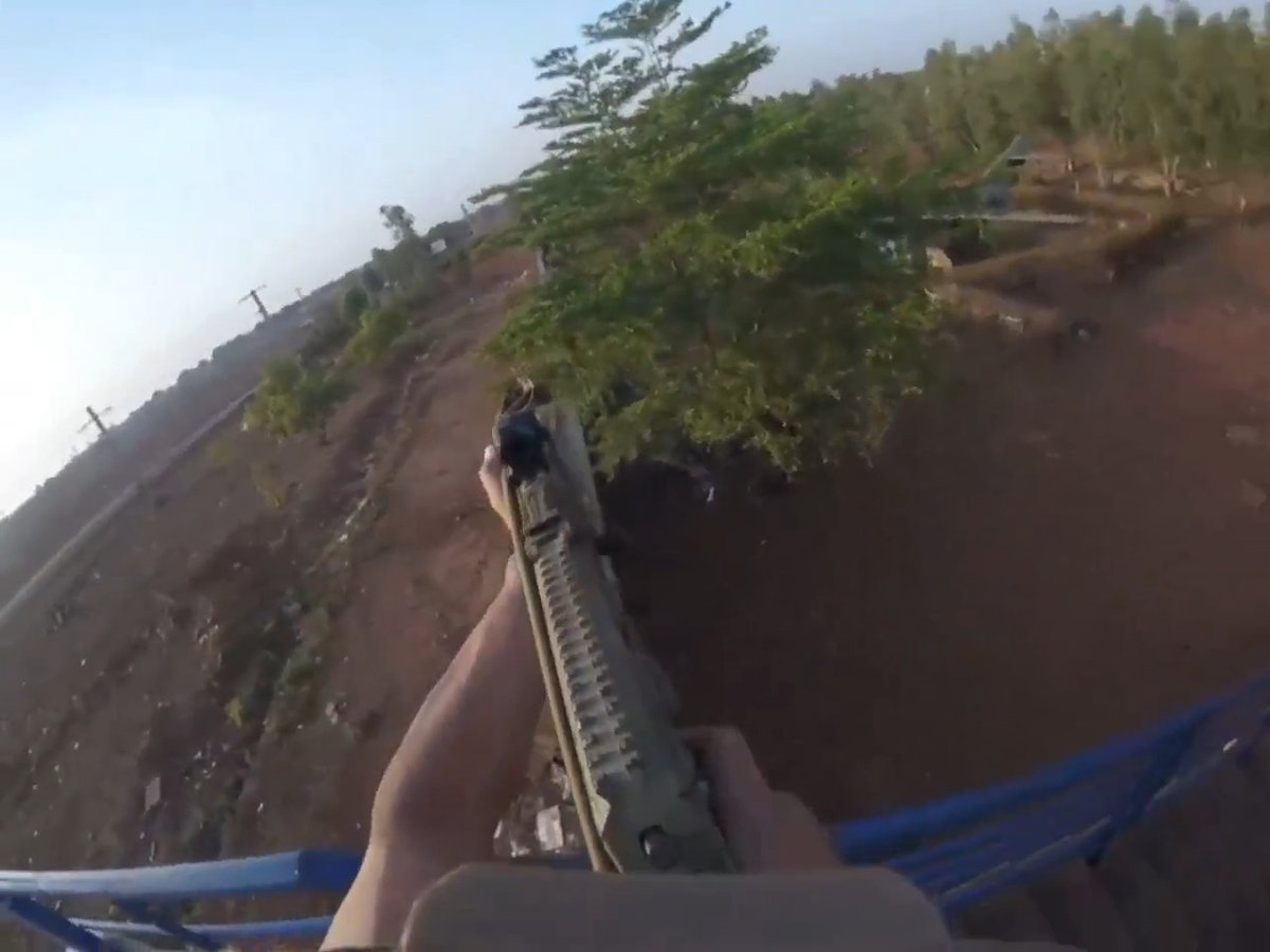 Reportedly recent footage of a soldier in Russia's Africa Corps attempting to use his AK and he first forgets to use disengage the selector then the railing removes his magazine whilst he's firing 🤨 Train accordingly... #war #russia #mali #jnim #tuareg #berber #sunni #helicopter #france #Africa