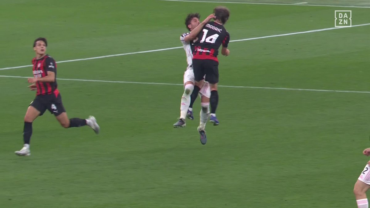 Uffff, vaya golpe tan feo que se ha llevado Luka Modric en el Milán-Juventus Esperemos que solo sea el susto y esté todo bien 🙏