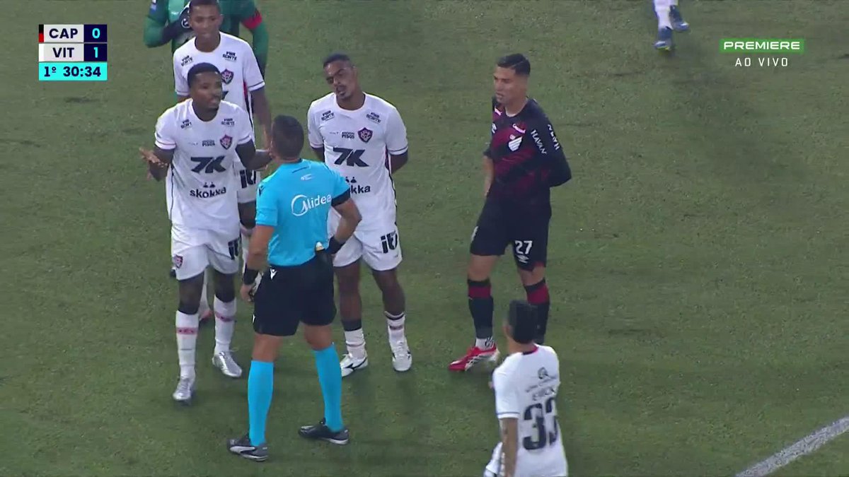 O pênalti marcado para o Athletico contra o Vitória. Cacá em Viveros. 🎥 Premiere | ge
