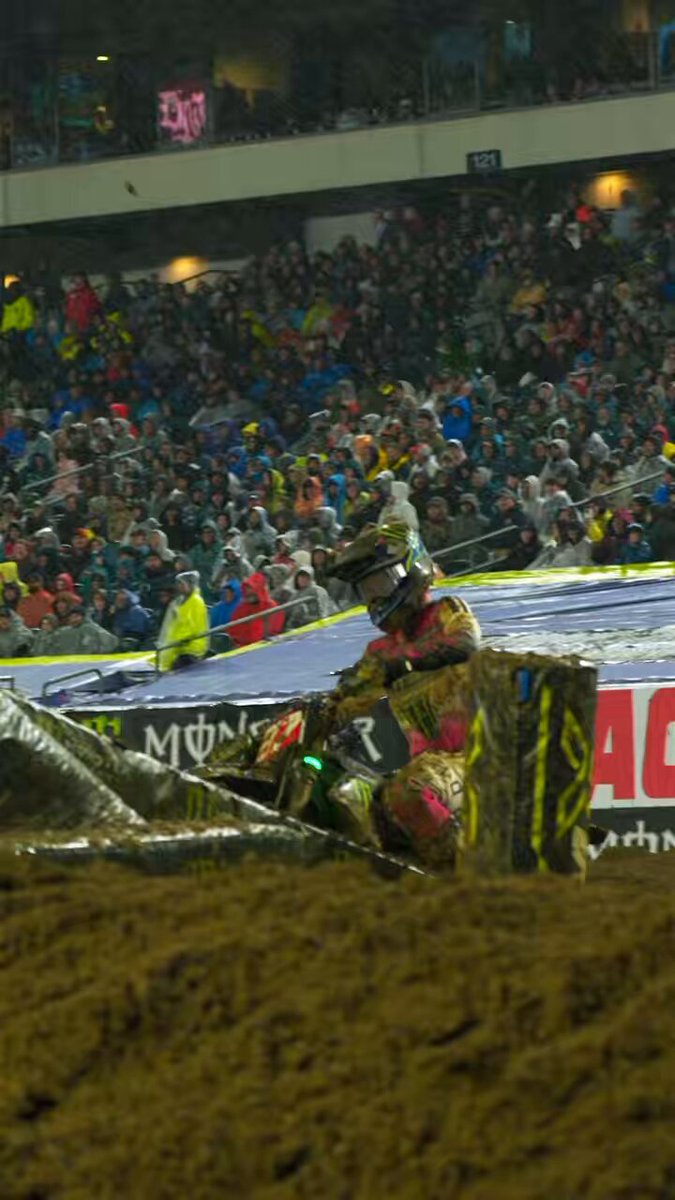 A mud race for the history books 📖 Cole Davies clinches the 250SX East title ✅ Ken Roczen takes the points lead with 2 rounds to go ✅ #SupercrossLIVE #SMX