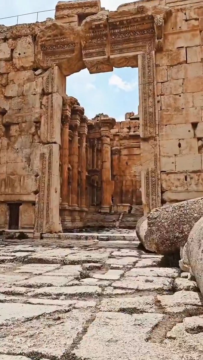 The Temple of Bacchus in Baalbek, Lebanon, built in 150 AD. > Massive 19m+ Corinthian columns > One of the best-preserved Roman temples on Earth > Bigger than the Parthenon > Survived 19 centuries of earthquakes and wars Roman engineering at its absolute peak 🔥🇱🇧