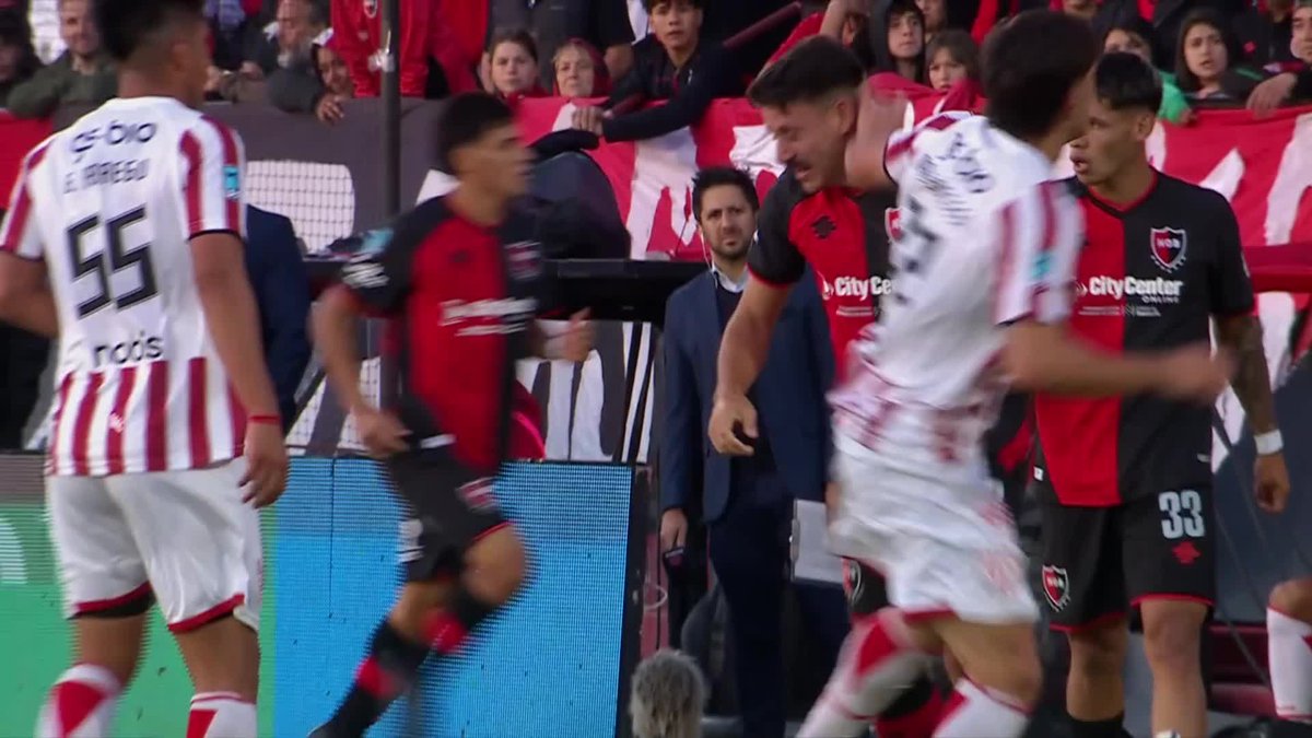 DE LA ROJA A LA AMARILLA LUEGO DE VER LA JUGADA EN EL VAR: Amiconi había expulsado a Massaccesi en esta jugada con el Zorro Cóccaro y luego modificó su decisión durante el partido entre Newell´s e Instituto en el Coloso. ¿Qué te pareció?