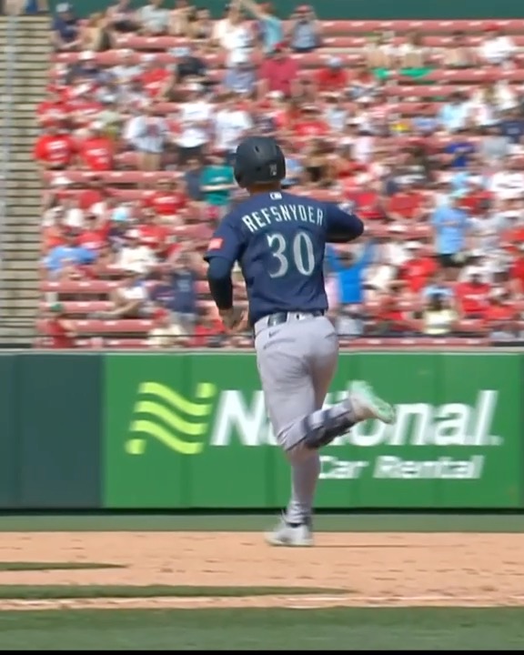 El umpire había marcado strike y ponche para Rob Refsnyder ❌. Refsnyder retó el pitcheo, ganó el reto y unos lanzamientos después conectó el cuadrangular que le daría la victoria a Seattle 🖥️💪.