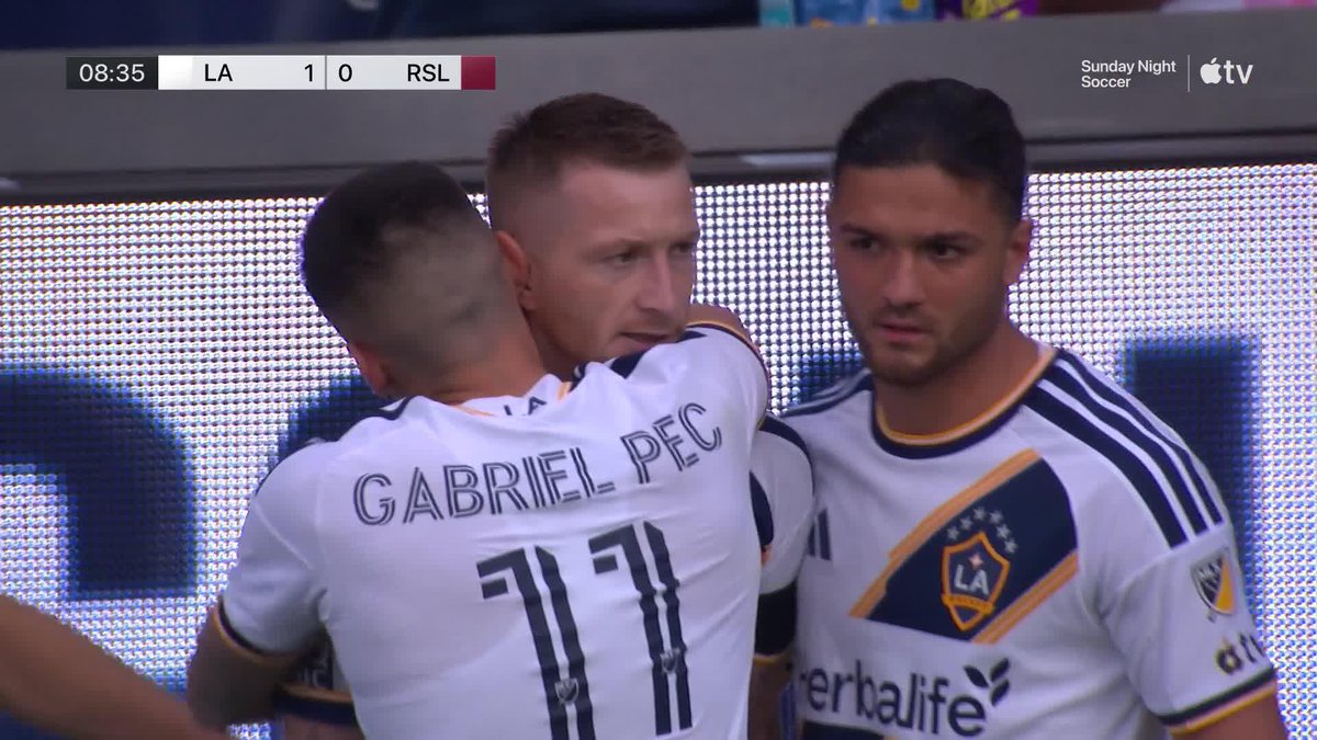 MARCO REUS FREE KICK GOLAZO 🎯 The German legend goes up and over the wall to give LA Galaxy the lead 👏 (via Major League Soccer)