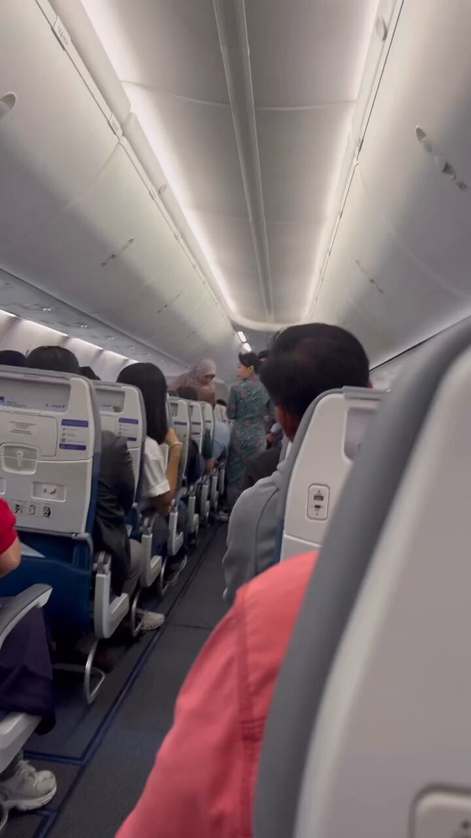 Dah banyak kali fly ni first experience return back and delay 2 hours with malaysia airlines sebab ada passenger sesak nafas Apa apa pun salute kat flight attendant handle panic cases macam ni🫡