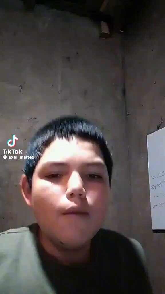 Ver a un niño diciendo que “la Constitución le permite tener su propia identidad” y cuestionando por qué lo obligan a cortarse el pelo… no da risa. Da tristeza. Tristeza porque no es solo lo que dice, sino lo que hay detrás. Un niño no debería estar cargando ese tipo de argumentos como si fuera un adulto en debate legal. Aquí hay algo más profundo pasando. Porque sí, es válido hablar de identidad, de respeto, de derechos. Nadie está en contra de eso. Pero también es cierto que la escuela no es un lugar sin reglas. Es un espacio donde se forman hábitos, disciplina y respeto por normas que preparan para la vida. Karla Trigueros