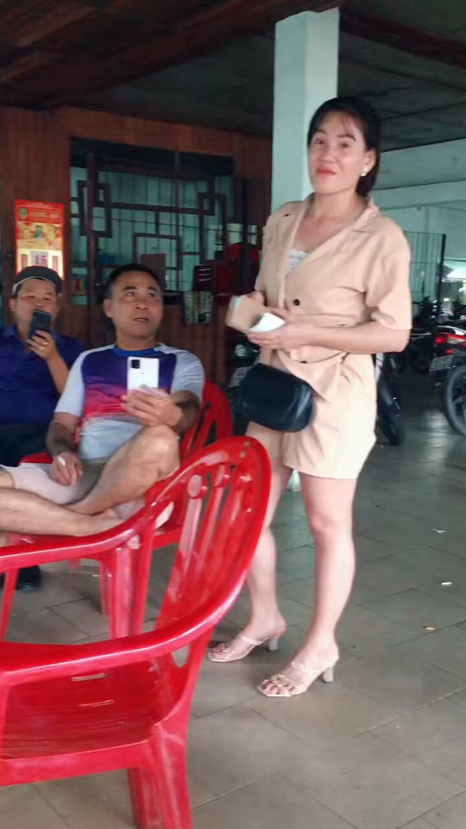 Bà chị bán vé số này chọc mẻ tí là mẻ gạ liền