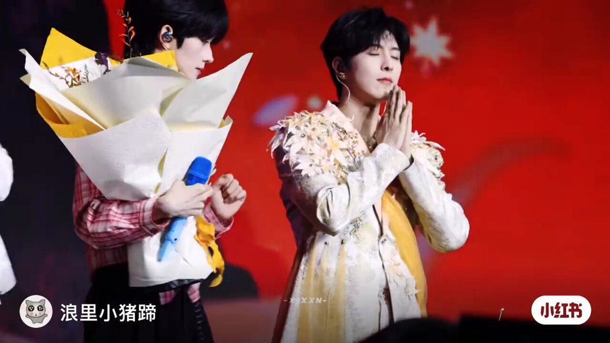 i'm still stuck on the first bow in front of all his fans. no one appreciates or cherishes huang xing more than qiuqiu does, that's his little treasure and he'll make sure everyone knows it