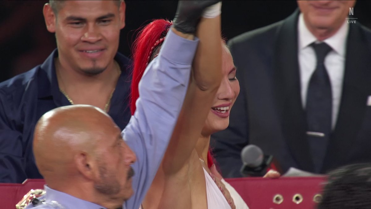 flor vigna POR DECISIÓN UNÁNIME y sigue con el invicto por tercera pelea consecutiva ni hablar de lo buena mina que es porque lo primero que hace es abrazar a su rival y felicitarla #supernova