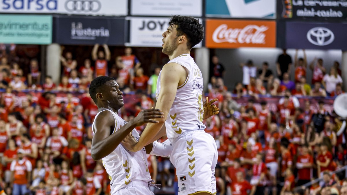 Lo de GONZALO CORBALÁN durante esta temporada en #LigaEndesa no es normal 💥 🔥 2⃣5⃣ puntos, 2⃣8⃣ de valoración y otra actuación decisiva del argentina para que Recoletas Salud San Pablo Burgos sume una victoria importantísima frente a BAXI Manresa.