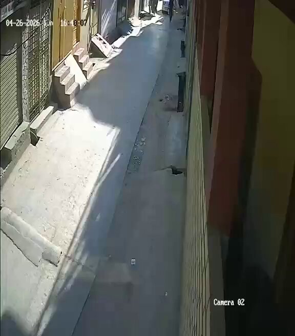 پاکستانیو حالات یہ آگئے ہیں دن کی روشنی میں پنڈی کے تھانہ صادق آباد کی حدود میب ڈاکوئوں نے گلی میں گاڑی روکی، سکون سے لوٹ مار کی اور فرار ہو گئے، ساتھ سے لوگ بھی گزرتے رہے، ڈاکوئوں نے کوئی پروا نہیں کی ہے پنجاب ڈاکوؤں کی جنت بنا ہوا ہے جب اور جس کو چاہئیں لوٹ لیں