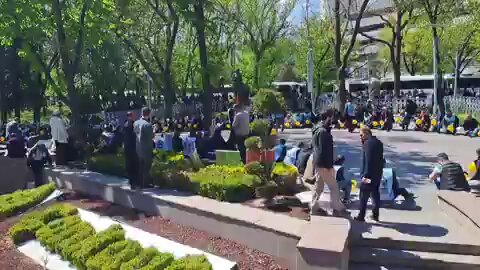 Doruk Madencilik işçileri 16 gündür direnişte. Bugün gasp edilen hakları için Kurtuluş Parkı'ndan Enerji ve Tabii Kaynaklar Bakanlığı'na yürüyecekler. Sloganları "Gemileri yaktık, geri dönüş yok!" Ülkenin her yerini maden sahasına çevirip, yandaşlarına peşkeş çektiler ama işçinin emeğini ödemiyorlar! Gözünüzü toprak doyursun!