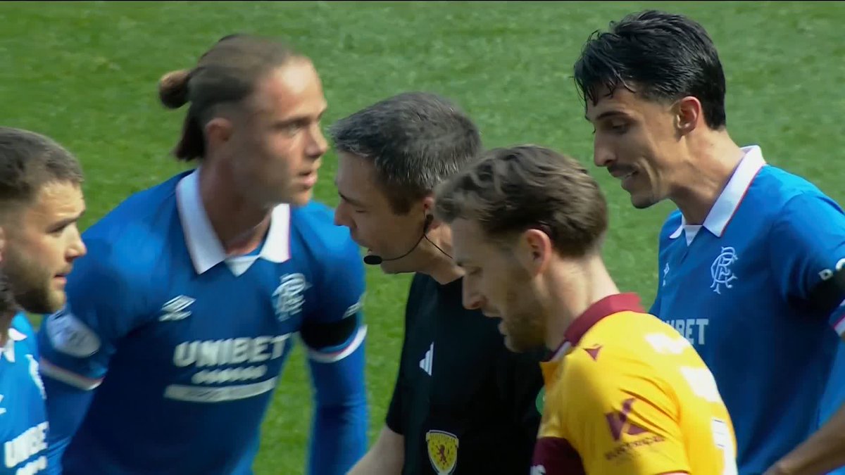 🗣️ "The ref was good because he's on top of it. He points to the right spot... " Dermot Gallagher agrees with the decision not to award Rangers a penalty just after Motherwell took the lead ⤵️