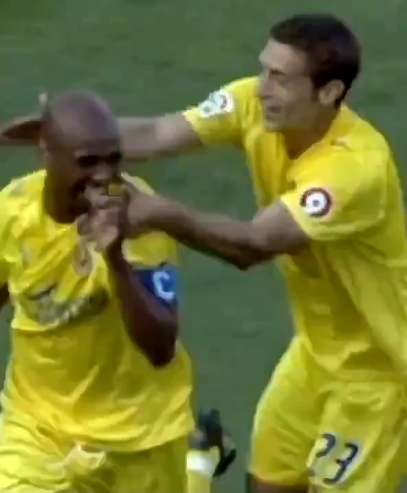 😱 ¡DESDE SU CASA! ¡Tal día como hoy se cumplen 18 años de este GOLAZO de Marcos Senna con el Villarreal CF en LALIGA EA SPORTS! LALIGAHistory