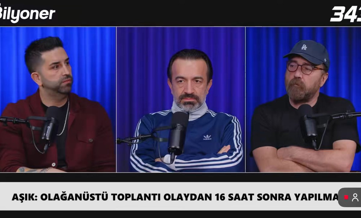 🗣 Sercan Hamzaoğlu: “Tedesco, Devin Özek'i çağırıyor; diyor ki 'ben antrenmanı, taktik antrenmanını statta yapacağım' diyor. O da hemen Ertan Torunoğulları'na haber veriyor. Aradan 25 dakika geçiyor, bir gazeteci haber yapıyor, bizim Yağız haber yapıyor. Ondan sonra Tedesco'nun önüne bir getiriyorlar; hani statta antrenman yapacaklar ya... O da oturduğu yerden masaya bir vuruyor; 'Ben daha bunu söyleyeli 20-30 dakika oldu.' Bunda giden gösteren kişi ne biliyor musun? Malzemeciler ve oradaki çalışanlar; 'Böyle bir planlama varsa hocam hazırlığımızı yapmamız lazım, malzemeleri oraya taşıyacağız.' Biliyorsunuz yani bu işler antrenman öncesi bir hazırlık var herkesin çalıştığı. 'Böyle bir antrenman varsa bize de bilgi verin ki hazırlığa başlayalım.' Tedesco çıldırıyor. 'Ya ben' diyor, 'bunu söyleyeli daha 20-30 dakika oldu, ben daha ekibimle konuşmadım, direkt geldim Devin'e söyledim, Devin Ertan Torunoğulları'na ve bu medyada nasıl yazılabilir?' Arıyor başkanı... İsyan ediyor.” (343 Digital)