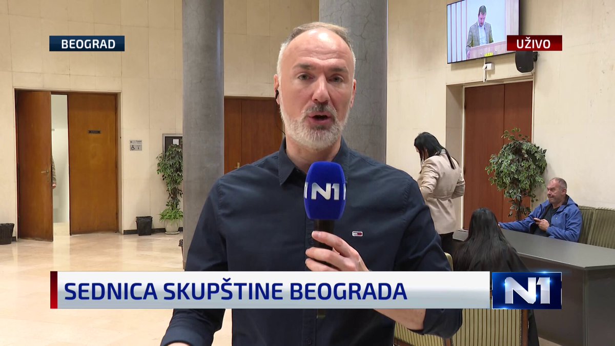 Lider pokreta Kreni-Promeni Savo Manojlovic nalepio je na govornicu Skupštine Beograda nalepnicu "Studenti pobeđuju", na šta je odmah reagovao predsednik Skupštine Nikola Nikodijević.