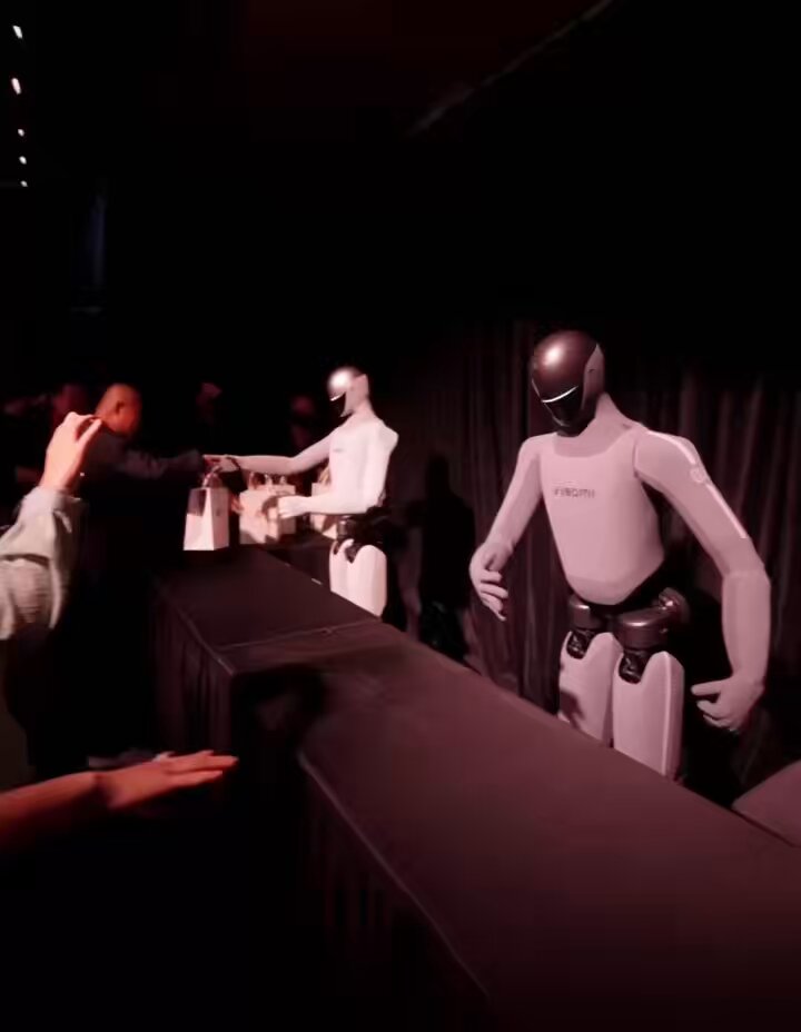 Xiaomi CyberOne v2 made an appearance at Xiaomi's Investor Day, handing out gifts, interacted with attendees. It was impressive,looks just like a human.