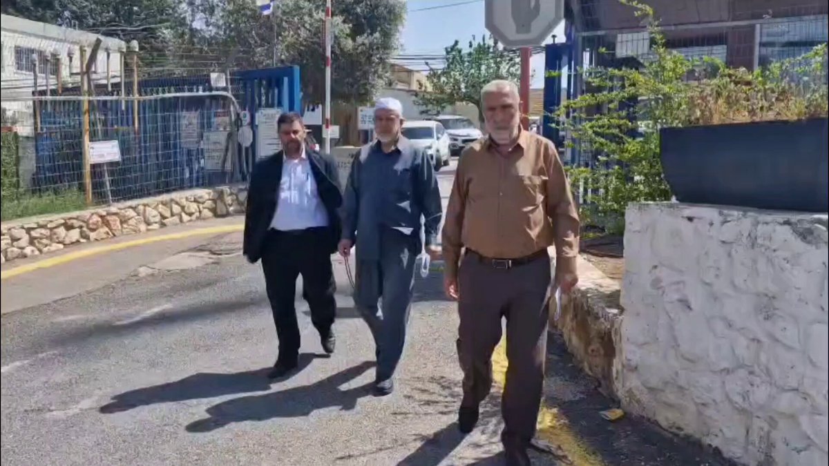 الشرطة الإسرائـ..ـيلية تسلّم الشيخ رائد صلاح والشيخ كمال خطيب قرارًا بإبعادهما عن المسجد الأقـ.صى المبارك لمدة أسبوع، قابل للتمديد لمدة ستة أشهر، وذلك بعد استدعائهما للتحقيق في مركز الشرطة "القشلة" في مدينة الناصرة بعد ظهر اليوم ... أقوال الشيخين والمحامي خالد زبارقة: ⬇️⬇️⬇️