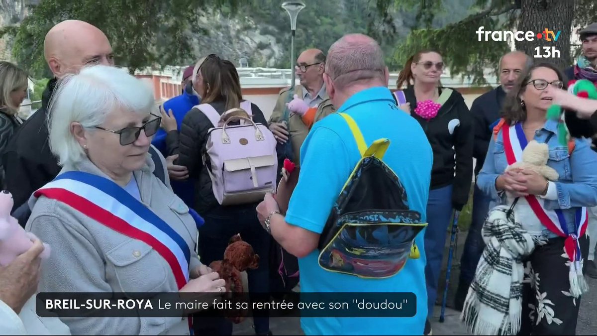 🎒Devant l'école maternelle des Alpes-Maritimes, le maire et ses élus ont fait leur rentrée cartables et doudous à la main. Un geste fort pour dénoncer la fermeture d'une classe. #JT13h