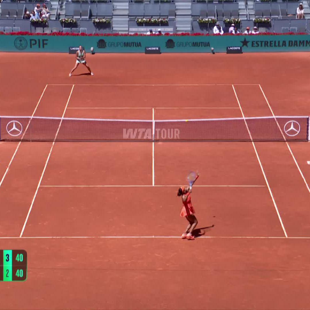 Naomi Osaka hits an ENORMOUS forehand against Aryna Sabalenka in Madrid. She decided to play the best tennis she’s played all season against the world #1. So fun to watch her when she plays like this. Beautiful ballstriking. 🇯🇵😮‍💨