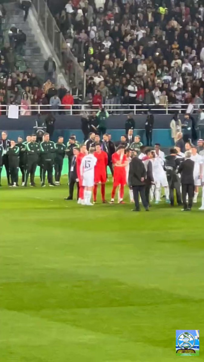 اعظم نادي في تاريخ الرياضة "ريال مدريد" سوى ممر شرفي لـ اعظم نادي اسيوي #الهلال مانقل من قيمته شي بالعكس الكل صفق له الا صغير يحس انها اهانه مع ان ماله تاريخ قاري