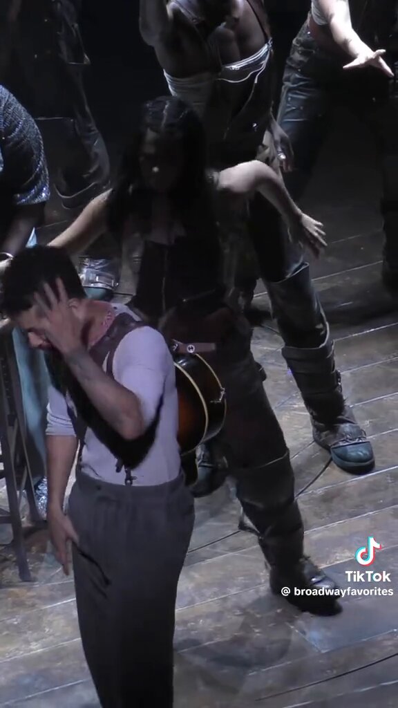cada vez que veo este video de maia en su última función de hadestown se me ponen los pelos de punta lo dio TODO