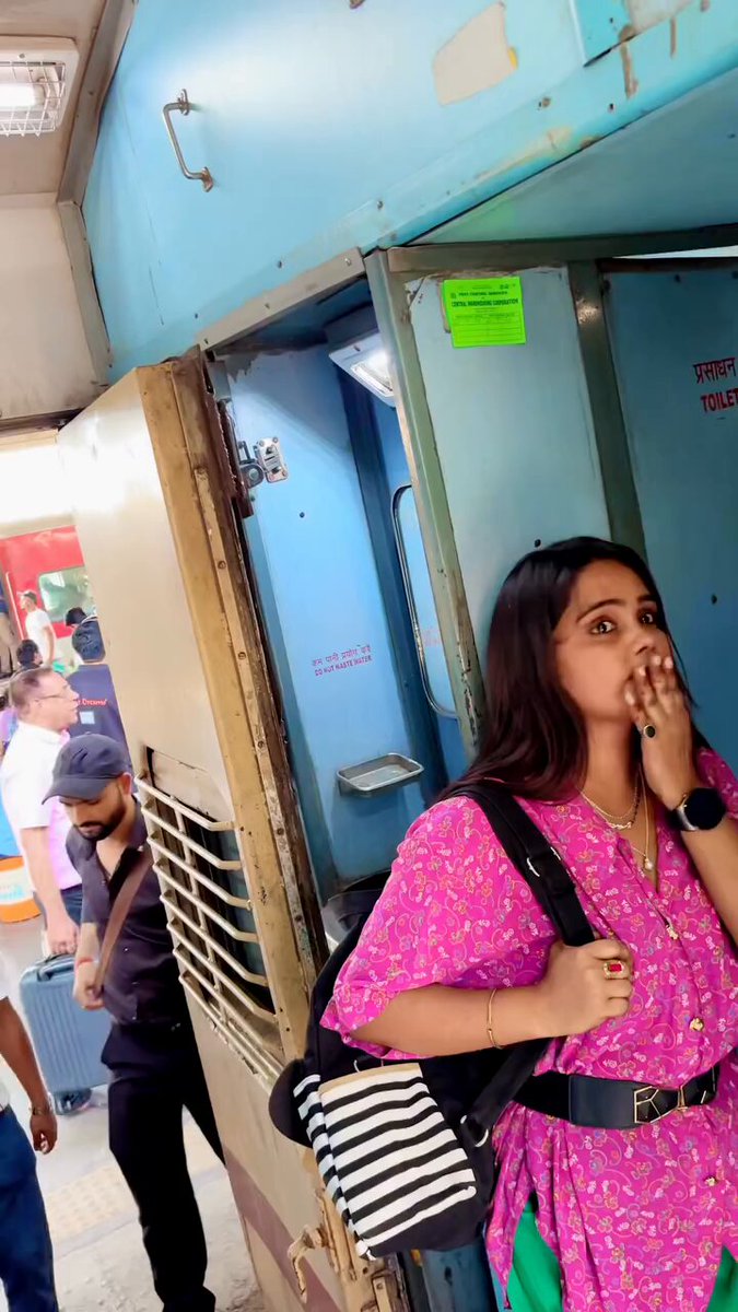 When a girl travel in train alone 🥵🔥