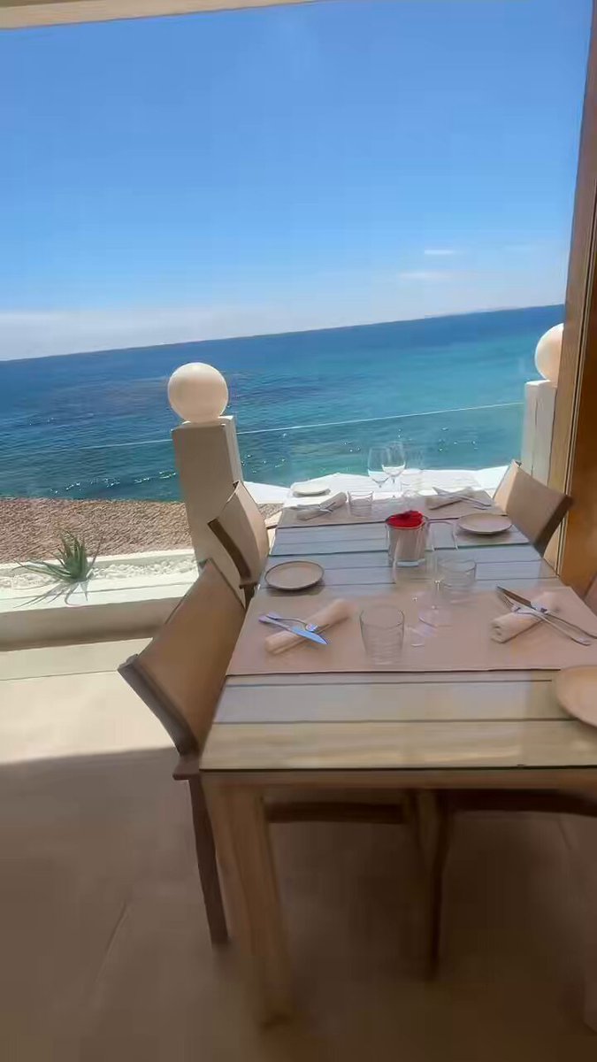 Lunch in a restaurant built into a cliff ... unbelievable scenes 🍒😍