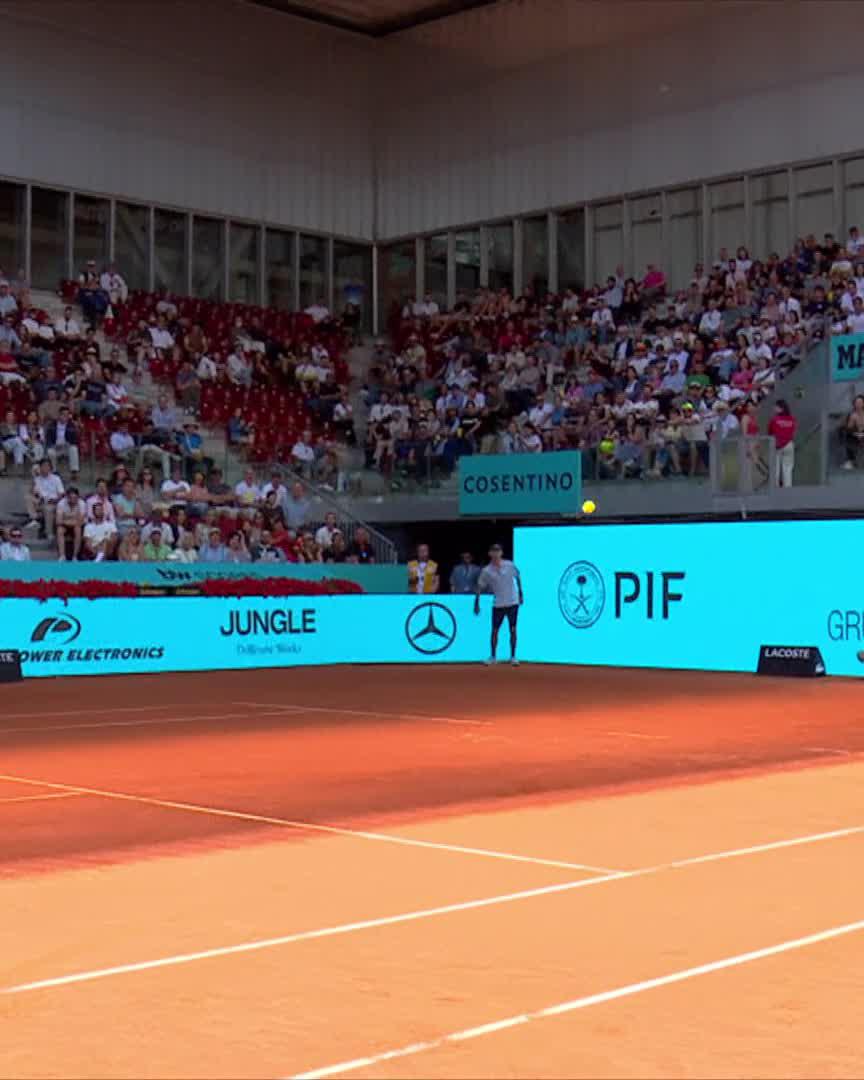 Daniil Medvedev hits a BEAUTIFUL lob in Madrid Smart shot selection, perfect execution. 🐙