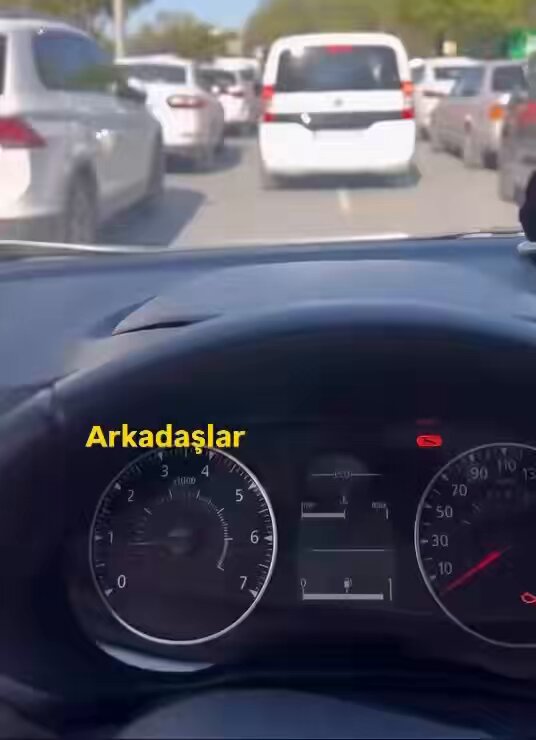 İstanbul Avcılar’da yola park edilen araçlara tepki gösteren sürücü: “Şu rezilliğe bakın, sağlı sollu arabalar çekilmiş. Trafik kilit halde. Buna bir çözüm yok mu? Bu nedir arkadaş ya!”