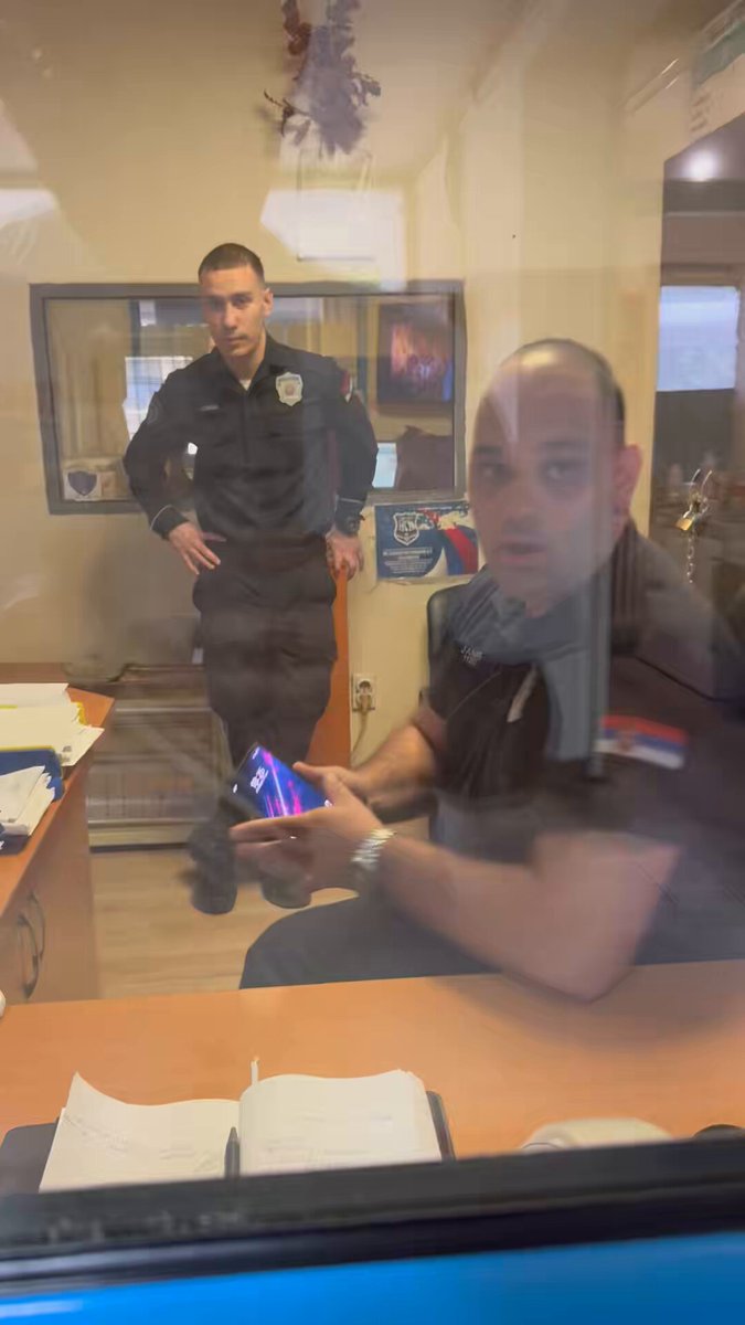 Izgleda da su polićaci mnogo jaki samo kad postupaju po ćaci prijavama i osećaju se moćno kad nam potraže ličnu kartu, ali zato kad im se uzvrati istom merom onda se ljute i osećaju se uznemireno? 🤔 Ne pada mi na pamet da vam ćutim na lažna prijavljivanja od strane ćacija! 😡