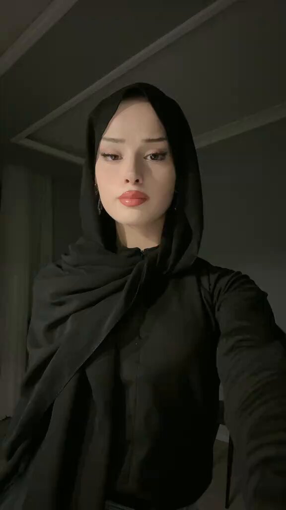 Alttaki kız buymuş KANIM DONDU şimdinin kapalı kızları hep bir influencer olma çabasında ziyan oluyorlar sahip çıkalım kızlarımıza KANIMIZ DONMASIN