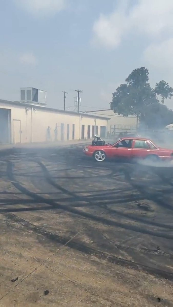 Had the Crazy Aussies from Mad Nats pull up to the shop and show me how they get down with burnouts 🛞💨 I’ve seen a lot over the years… but these guys? Whole different level. 🔗 Check ‘em out @