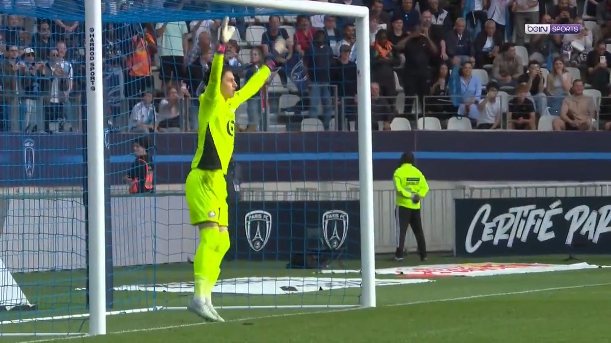 🧤 Milli futbolcumuz Berke Özer, ters ayakta yakalanmasına rağmen şık bir kurtarışa imza attı! #Ligue1McDonalds #beINSPORTS