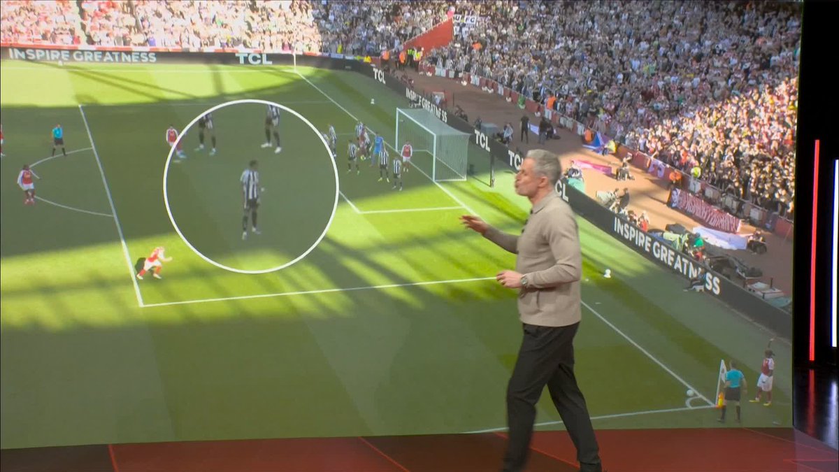 "Never seen that before in my life!" 😮 Jamie Carragher analyses how Arsenal's corner routine caused problems for Newcastle at the weekend and led to the goal 🔍