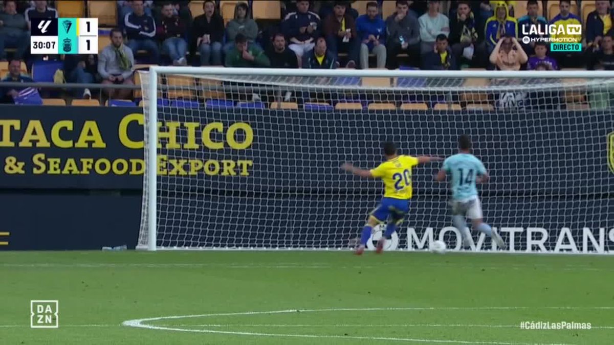La jugada en la UD Las Palmas pidió penalti de Iza, y que terminó con el futbolista del Cádiz saliendo lesionado #LALIGAHYPERMOTION