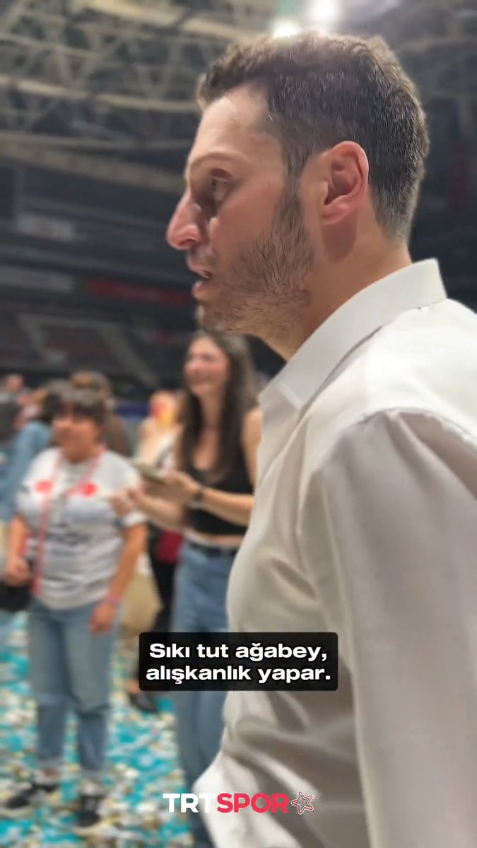 🏆📸 Bedirhan Bülbül, ailesiyle şampiyonluğu kutluyor ve kupayla poz veriyor... 🤣 Bu sırada Mustafa Kavaz'dan bir tavsiye geliyor: "Sıkı tut ağabey, alışkanlık yapar." #TRTSporDijital