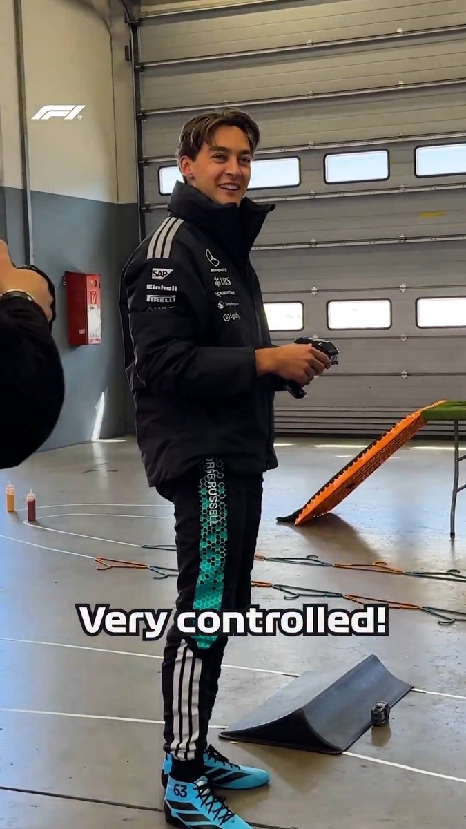 “What is going ON?” 😅 Here’s 30 seconds of George Russell getting rage baited by a remote control car 🚗👇 #F1