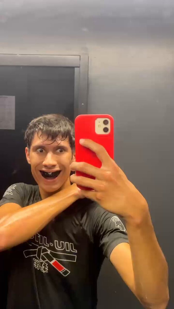 Vinteoito Pra voces terem noção do nivel do cara da esquerda, nao sobraria nada do Mr Musculo