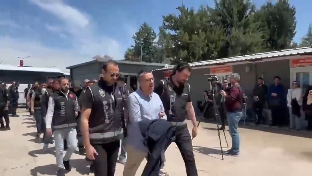 Gördüğünüz üzere AK Partili belediye başkanına da kelepçe takılıyor. Kayyum da olsa geçiriyorlar adama.. Ben bu kaymakamı 2 sene önce falan uyarmıştım. “Abi günahımı alıyorlar. Ankara’ya gelince sana tek tek anlatıcam” demişti. Ama ne gelen oldu ne giden