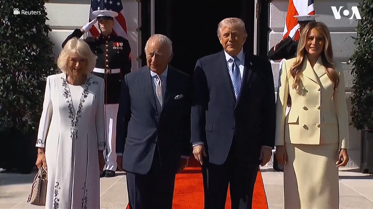美国总统唐纳德·特朗普(Donald Trump)和第一夫人梅拉尼娅·特朗普(Melania Trump)星期一(4月27日)在白宫欢迎来访的英国国王查尔斯(King Charles)和卡米拉王后(Queen Camilla)。查尔斯国王将于星期二对国会两院联席会议发表讲话，然后在白宫出席晚宴。 更多内容👉
