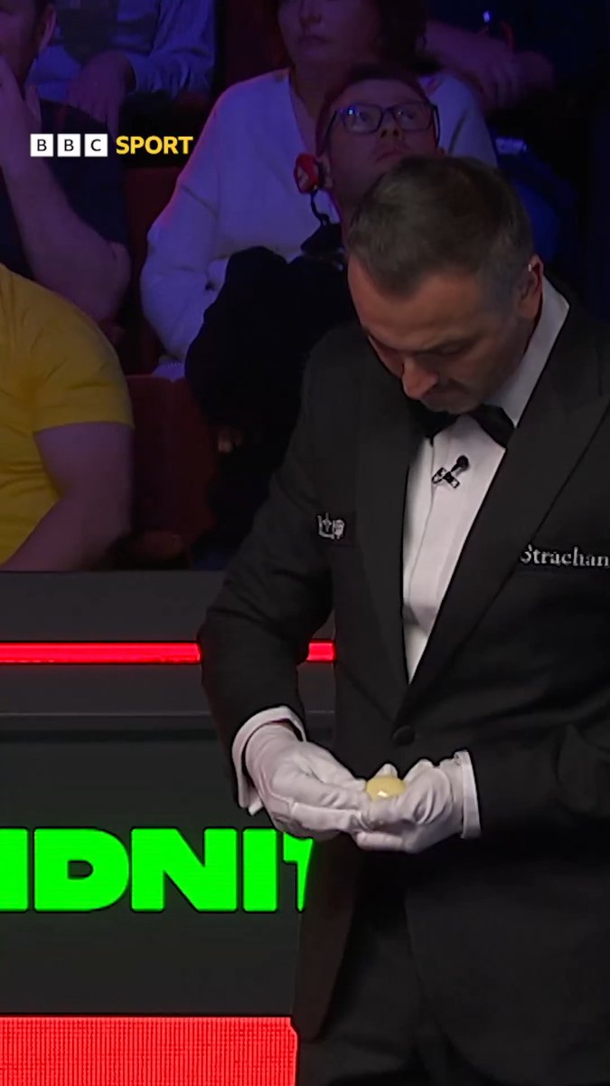 We've all been there! 😅 Hossein Vafaei showing that even the world's best can have a slip-up. He had the last laugh though - coming through a brilliant match to beat world number one Judd Trump 13-12.
