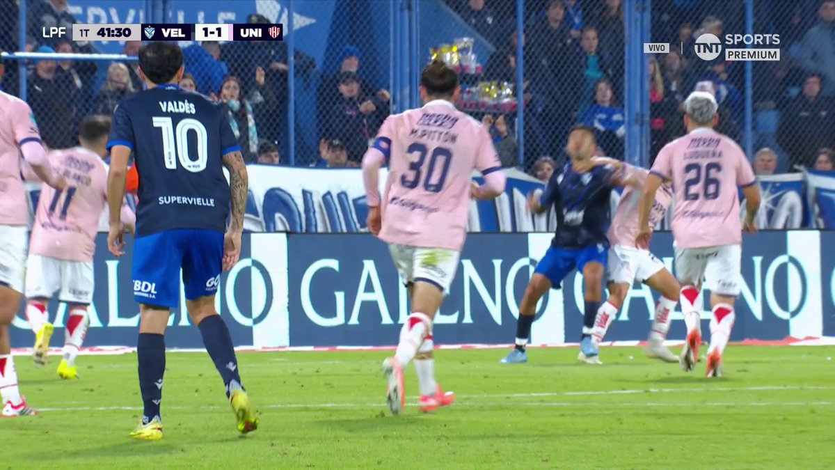 Anoche en Santa Fe a #Colón no le cobraron este penal por agarrón. A #Unión en Liniers le cobraron ese agarrón de Palacios. Que alguien explique cuántos reglamentos existen en el fútbol porque si no, no se entiende.