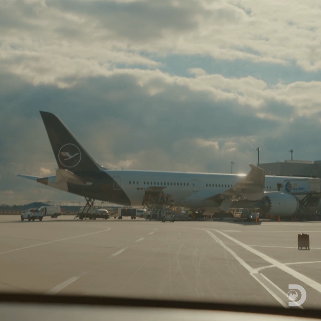 The search for contraband continues. #Contraband: Seized at the Airport starts now on Discovery