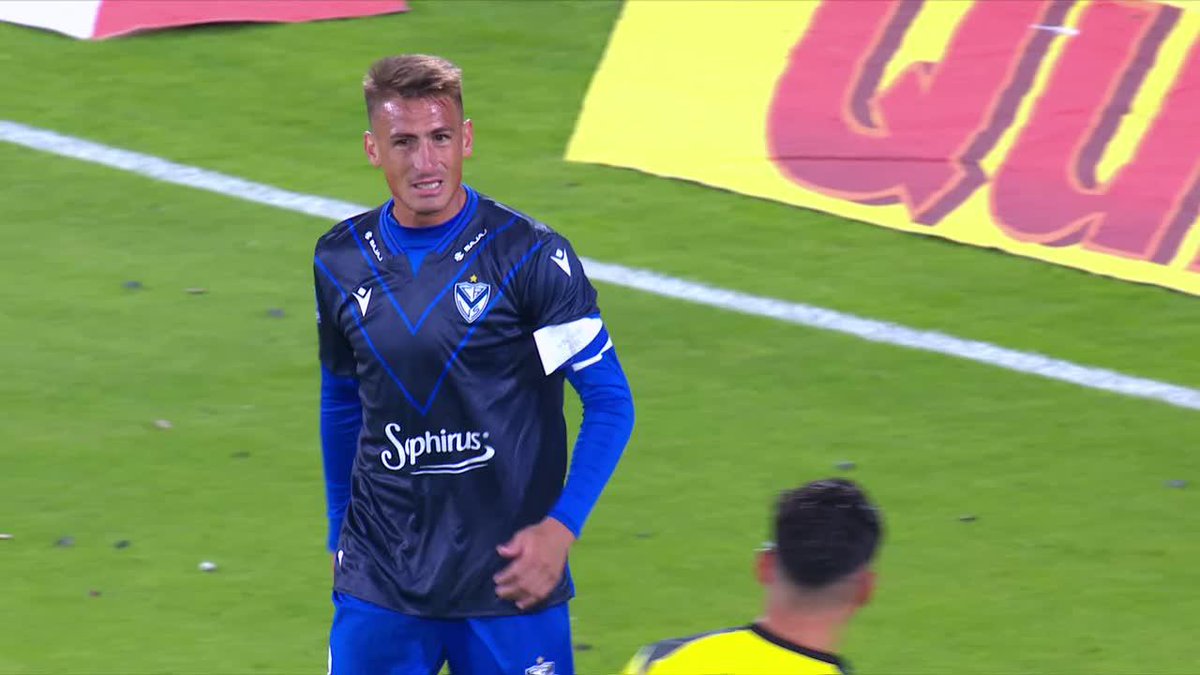 no juega por 6 partidos y en el primero q lo ponen hace esto, Braian romero no va a volver a jugar eh