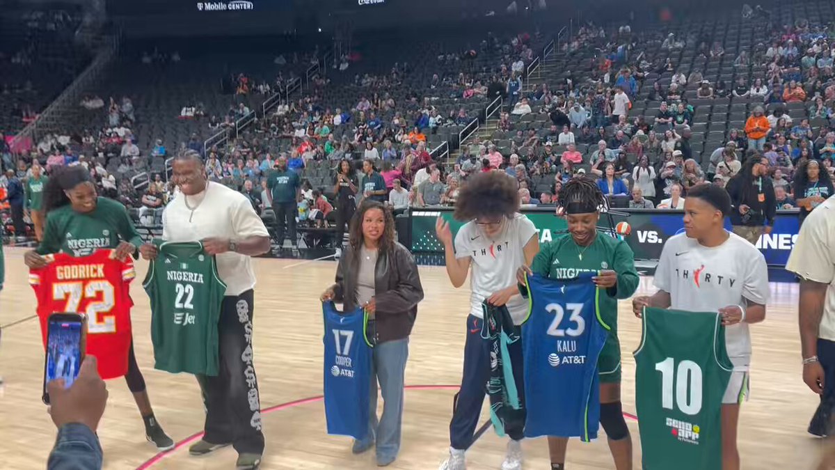 Before the game between the Lynx and Nigerian National Team, a jersey swap. #Chiefs players, #KCBaby players including Michelle Cooper, Lynx players including Courtney Williams and Napheesa Collier and member of the 🇳🇬 team.