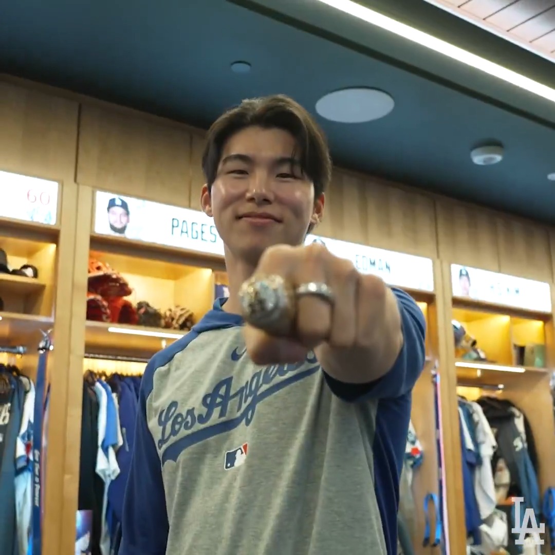 Prior to tonight's game, Doc and the team presented Hyeseong with his 2025 World Series ring!