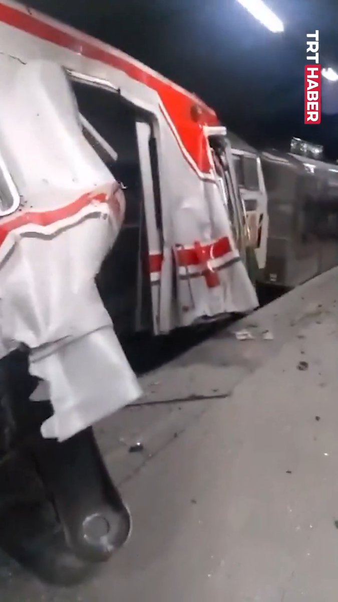 Endonezya'da 2 trenin çarpışması sonucu 4 kişi hayatını kaybetti, 38 kişi yaralandı.